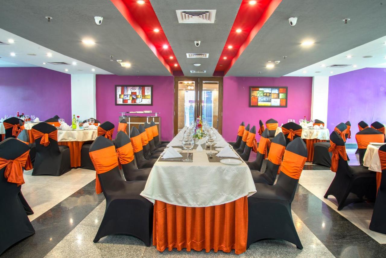 Hide Away Suites Noida Eksteriør billede