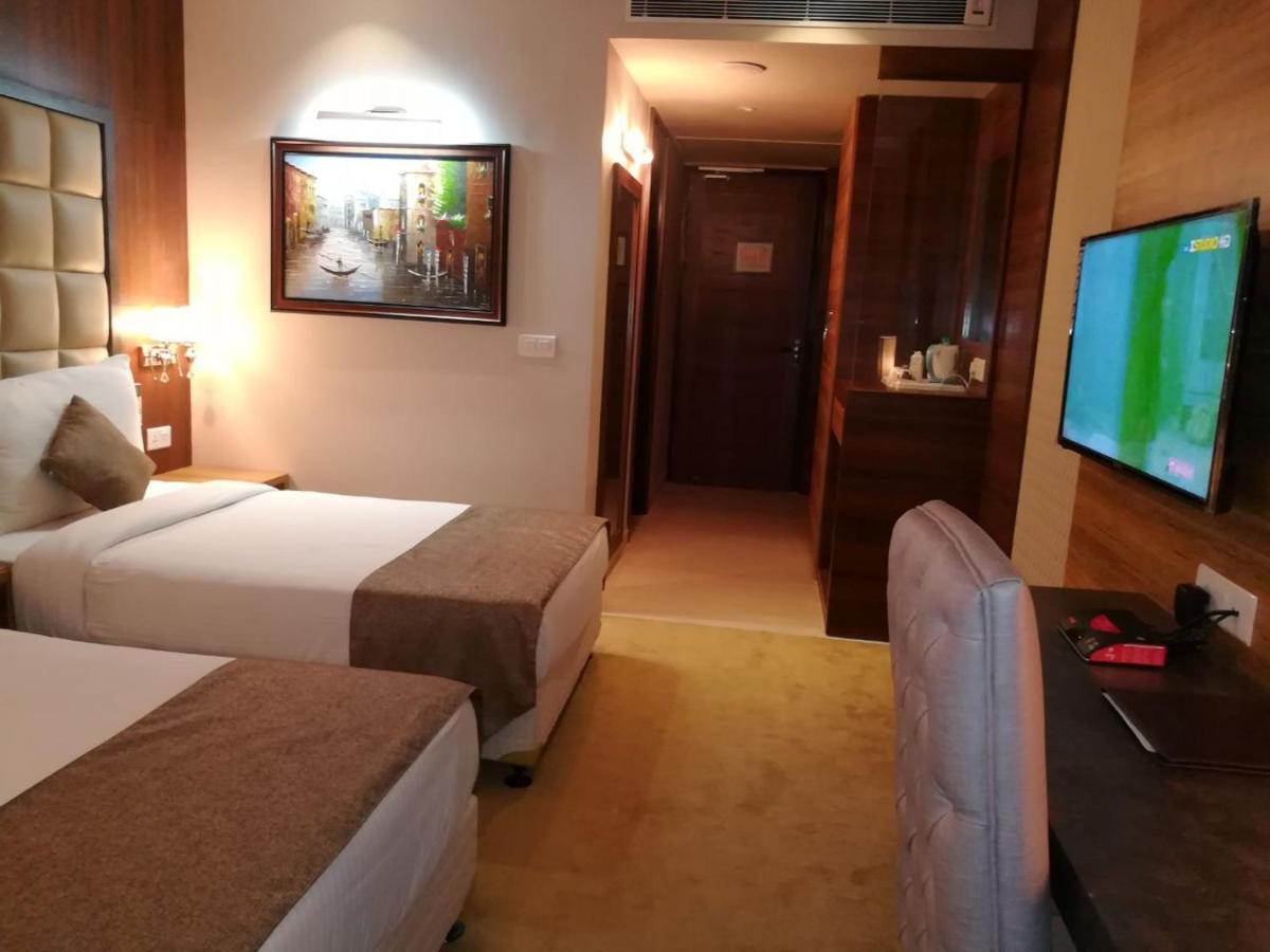 Hide Away Suites Noida Eksteriør billede