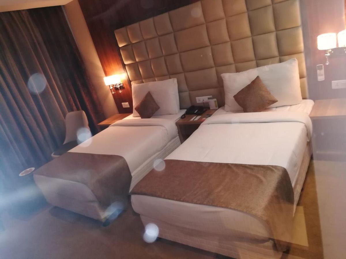 Hide Away Suites Noida Eksteriør billede
