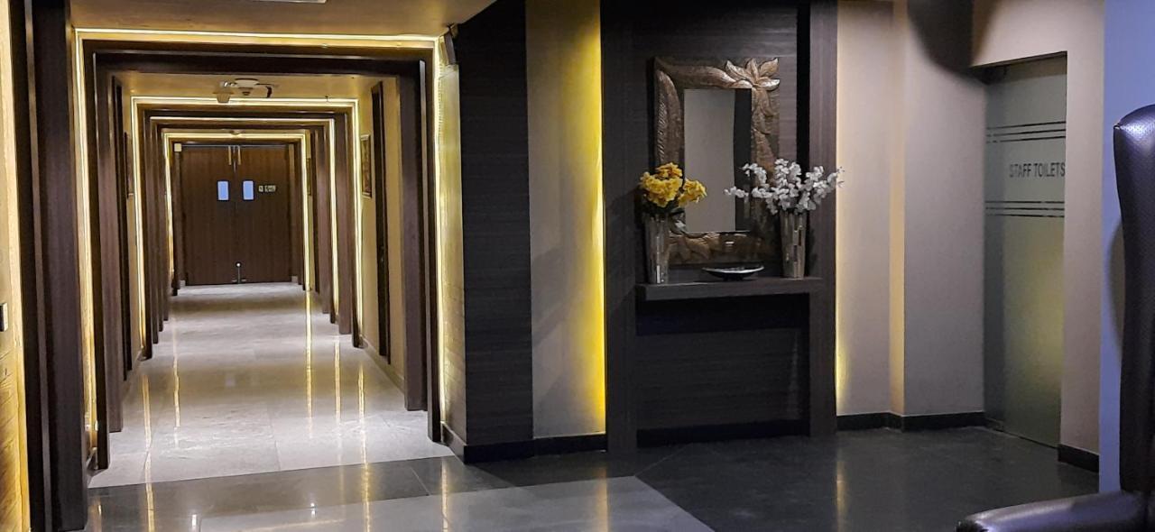 Hide Away Suites Noida Eksteriør billede