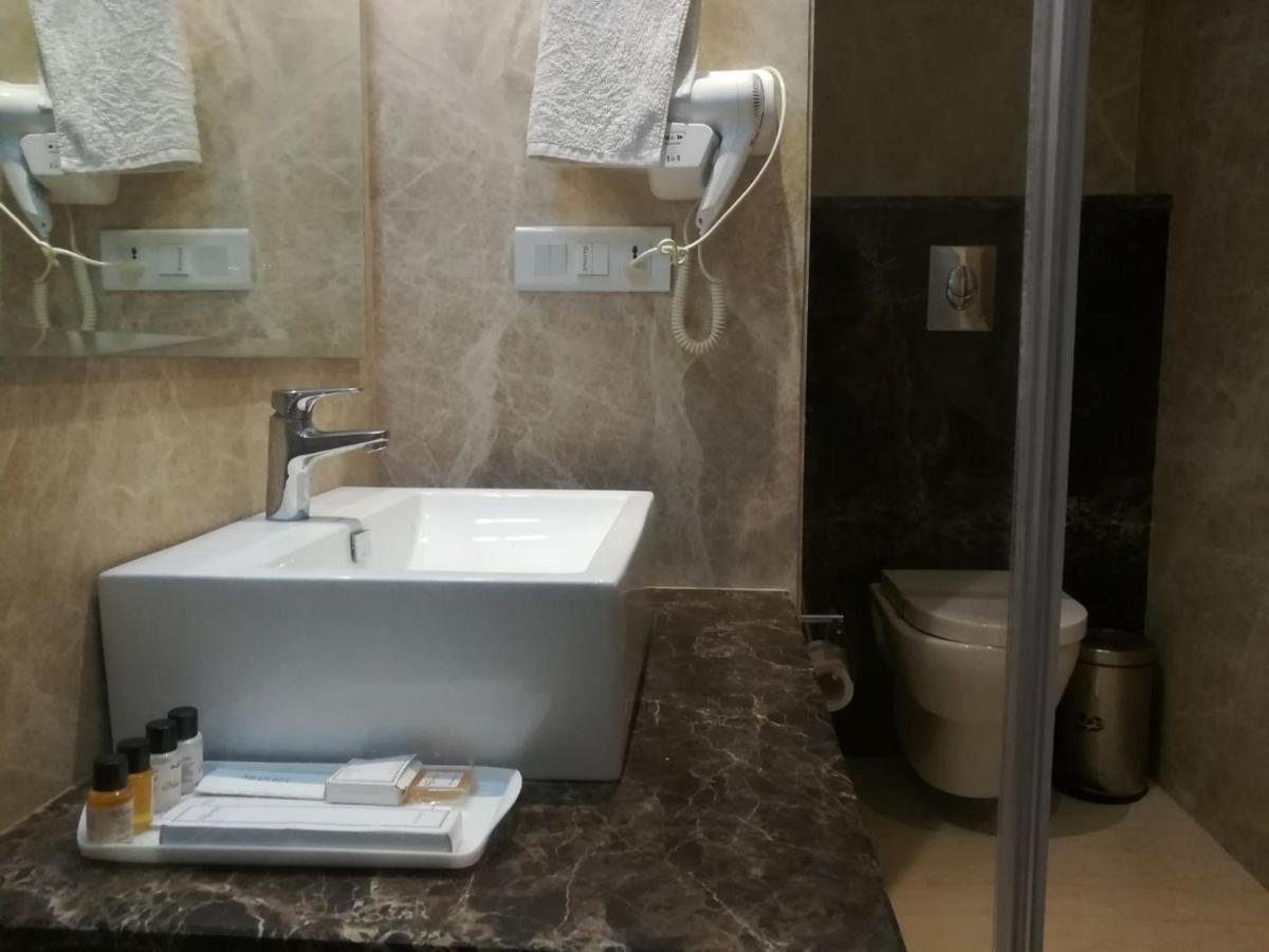 Hide Away Suites Noida Eksteriør billede