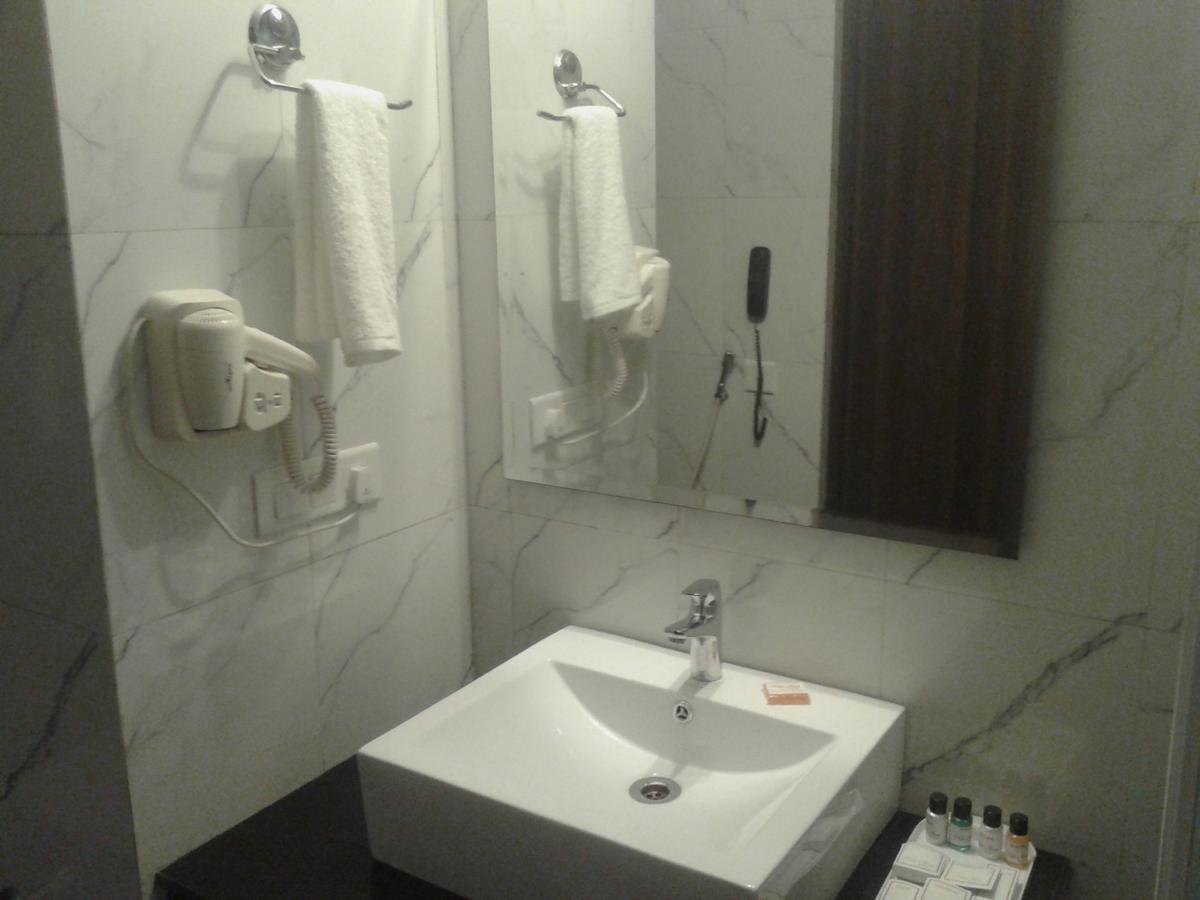 Hide Away Suites Noida Eksteriør billede
