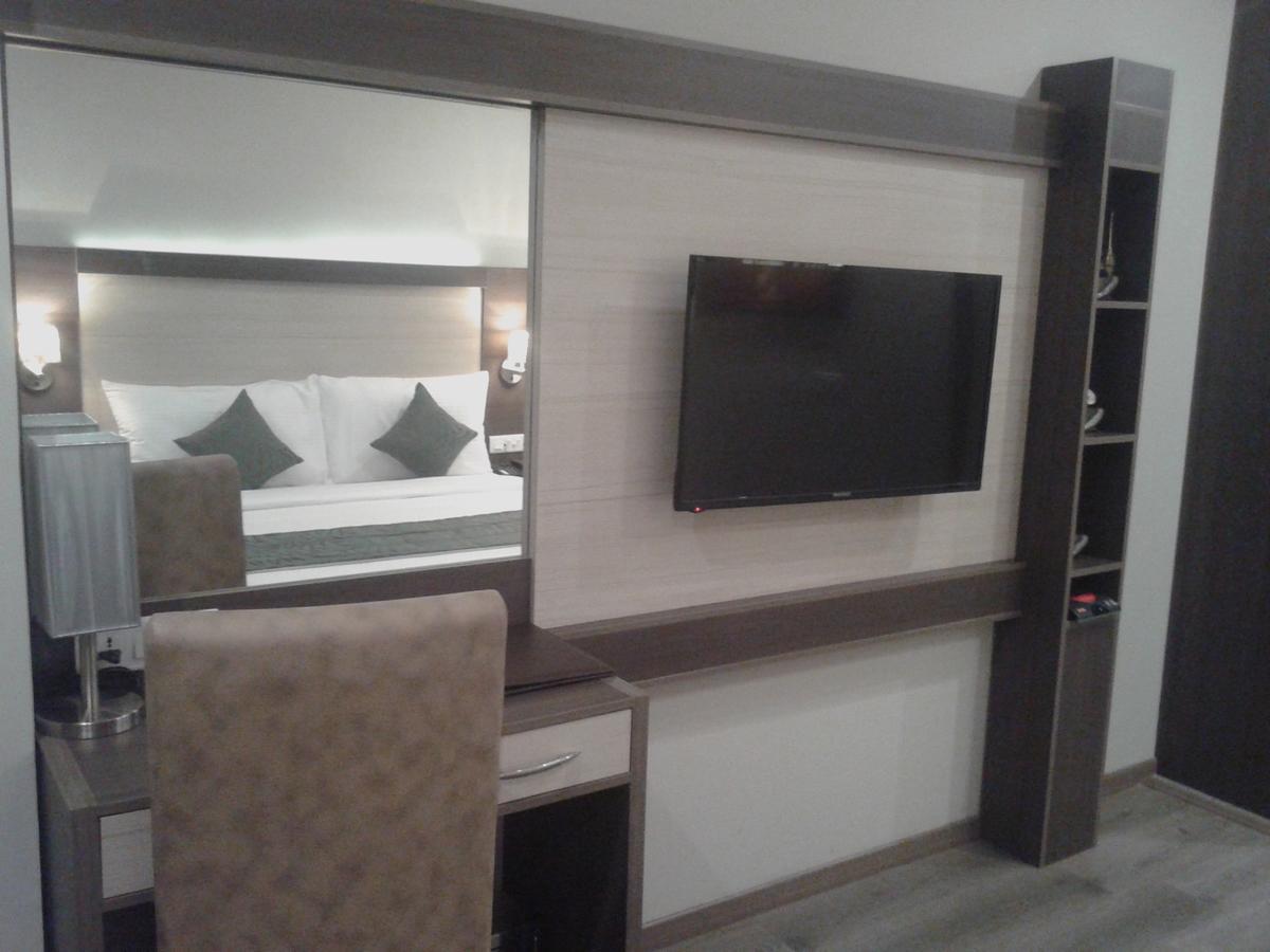 Hide Away Suites Noida Eksteriør billede