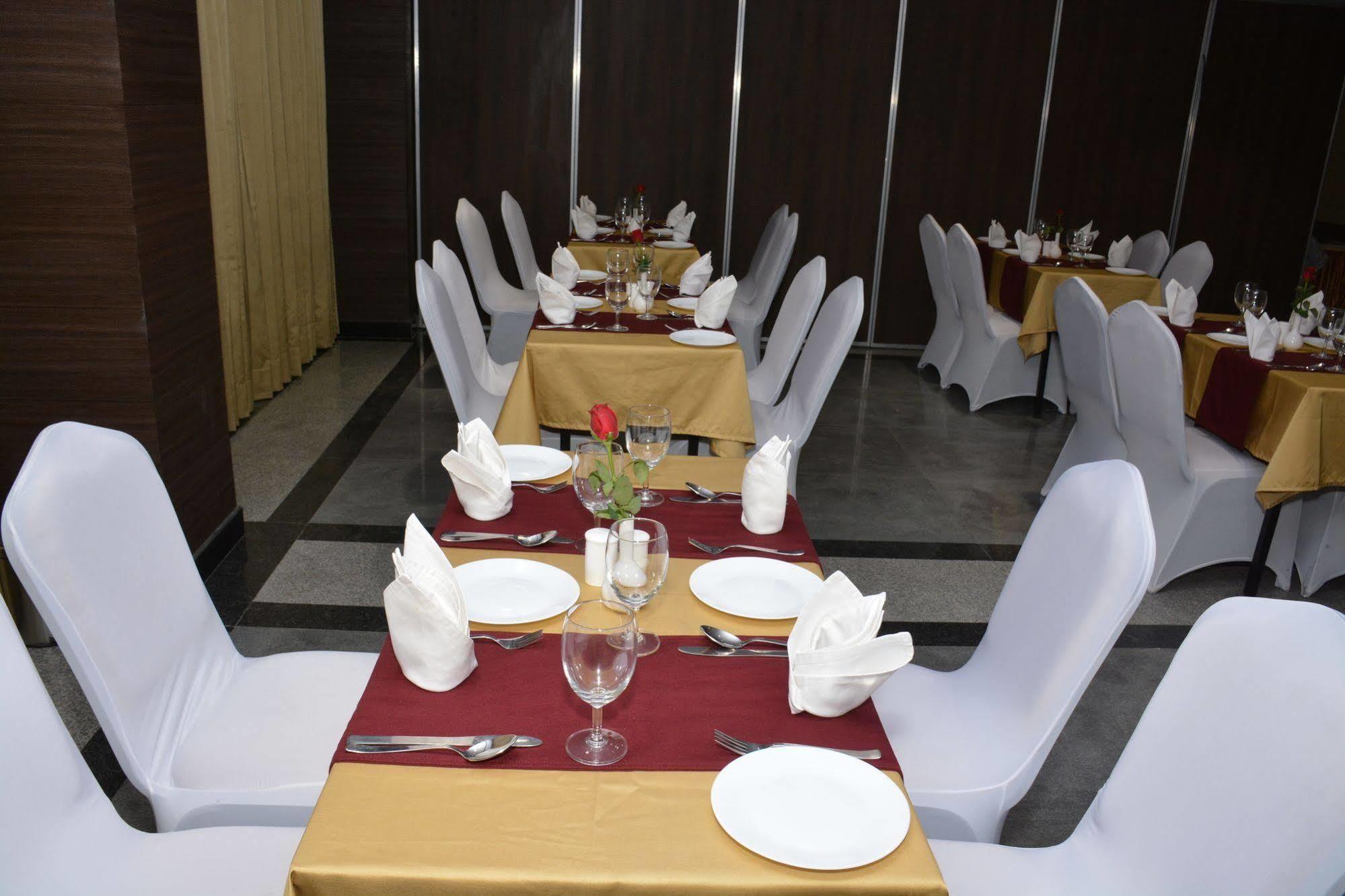 Hide Away Suites Noida Eksteriør billede