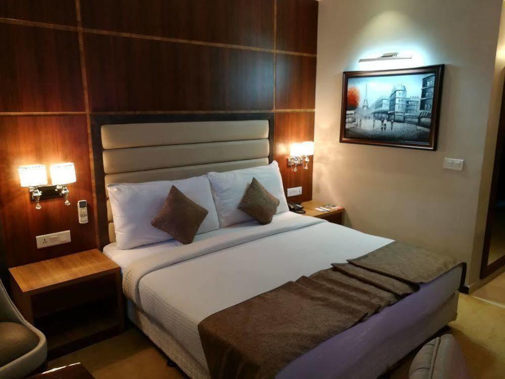 Hide Away Suites Noida Eksteriør billede