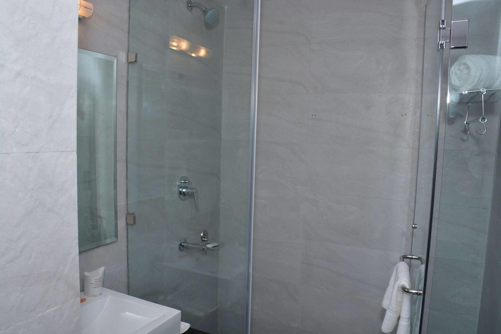 Hide Away Suites Noida Eksteriør billede
