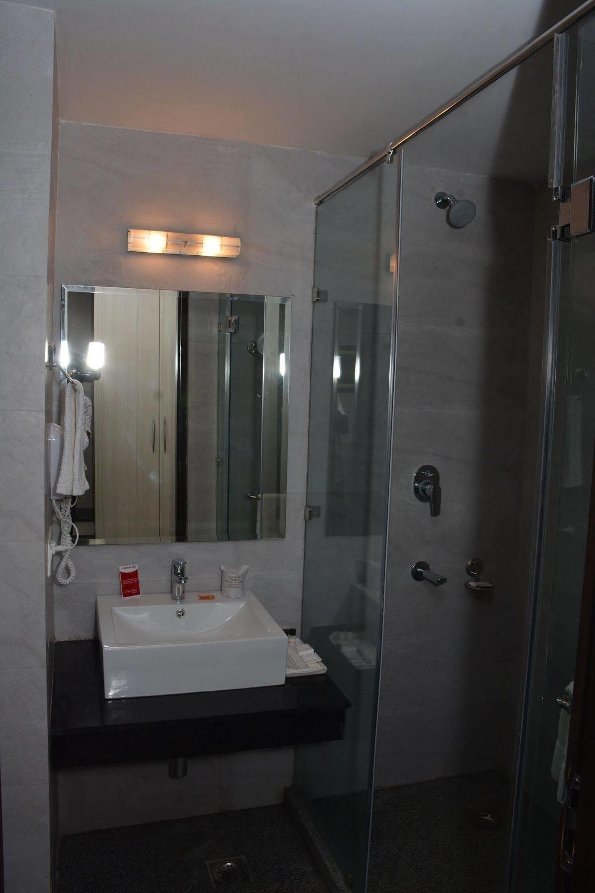 Hide Away Suites Noida Eksteriør billede
