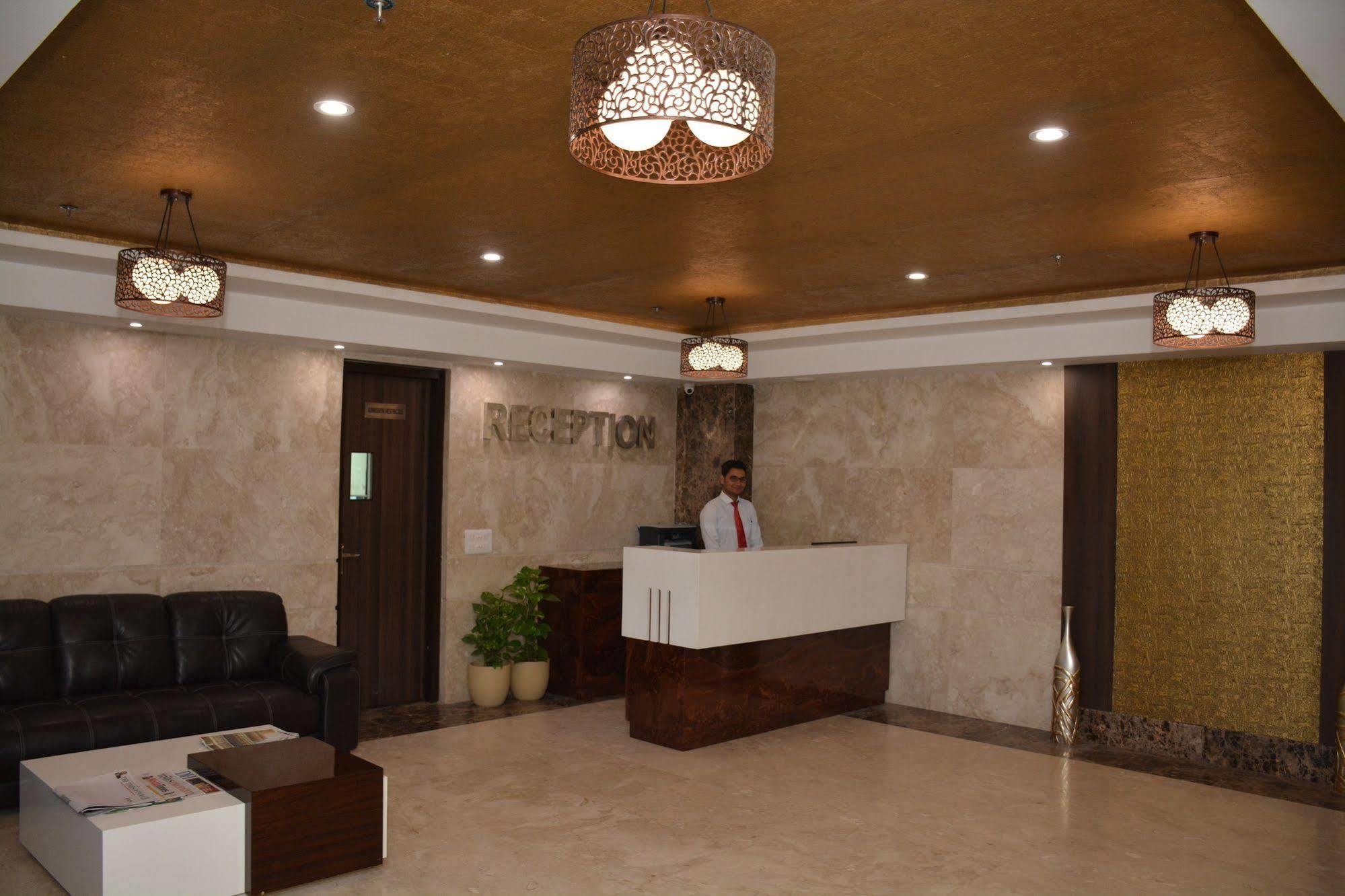 Hide Away Suites Noida Eksteriør billede