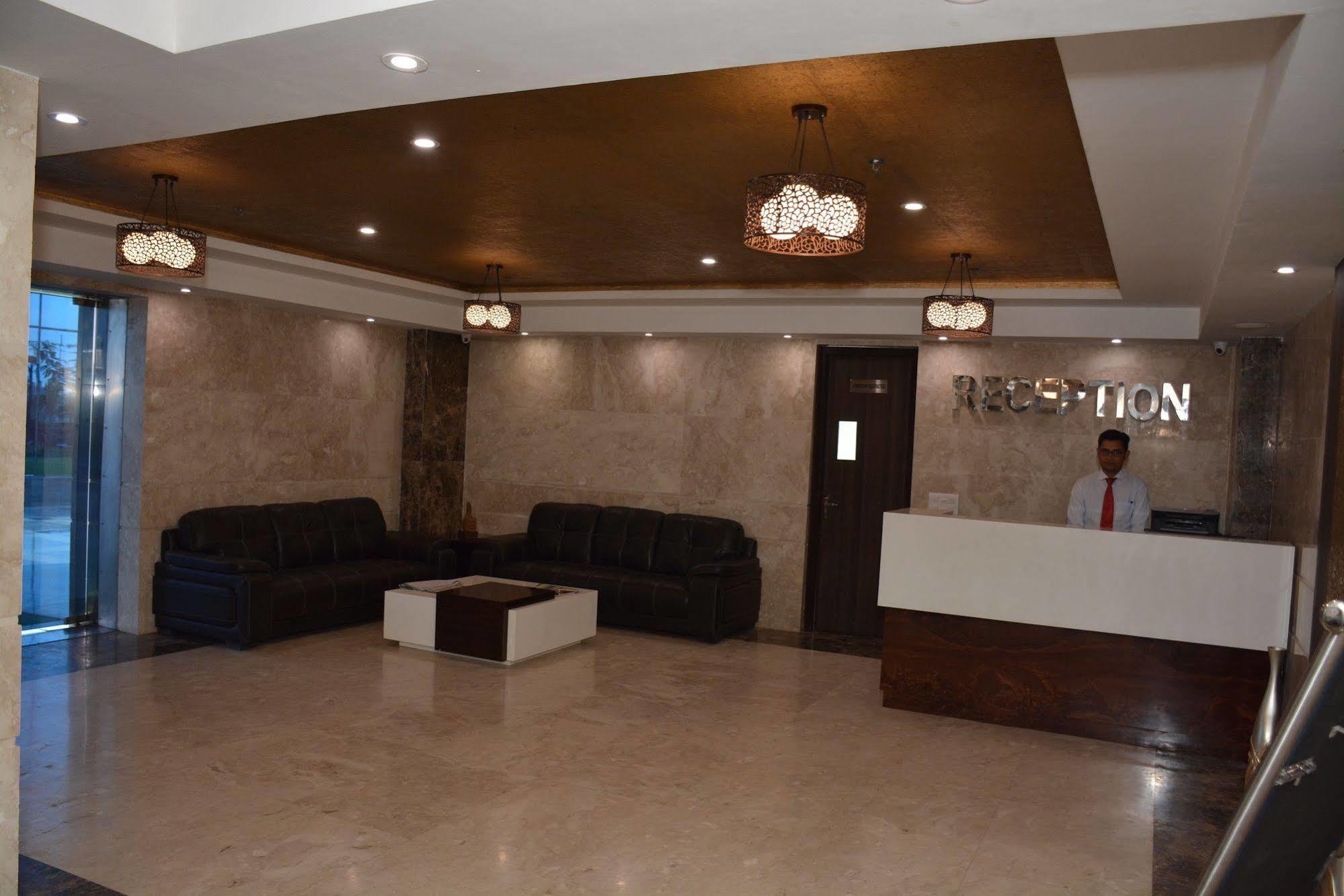 Hide Away Suites Noida Eksteriør billede