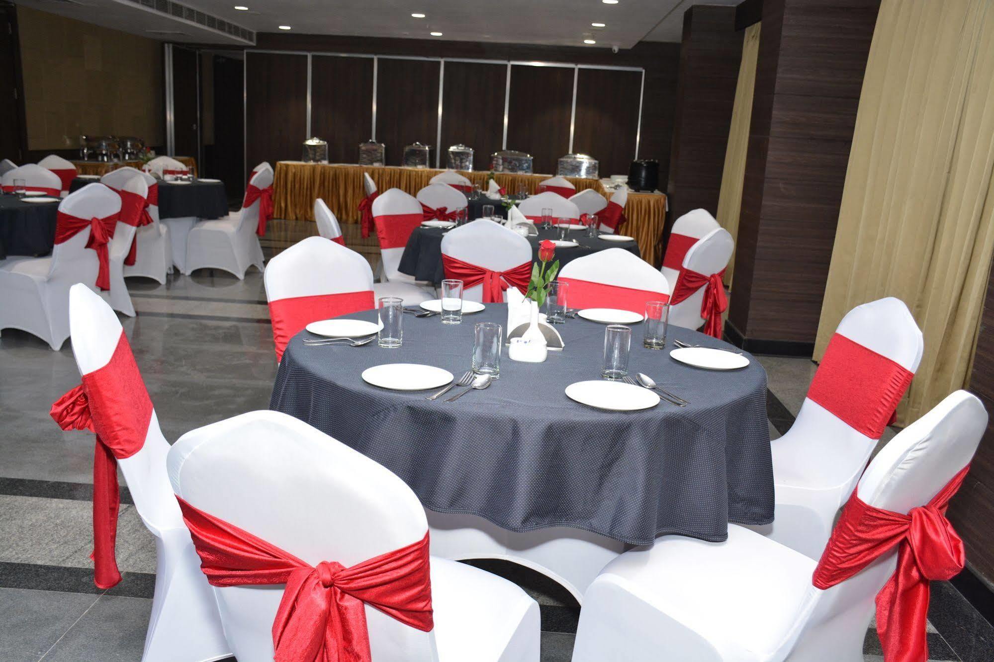Hide Away Suites Noida Eksteriør billede