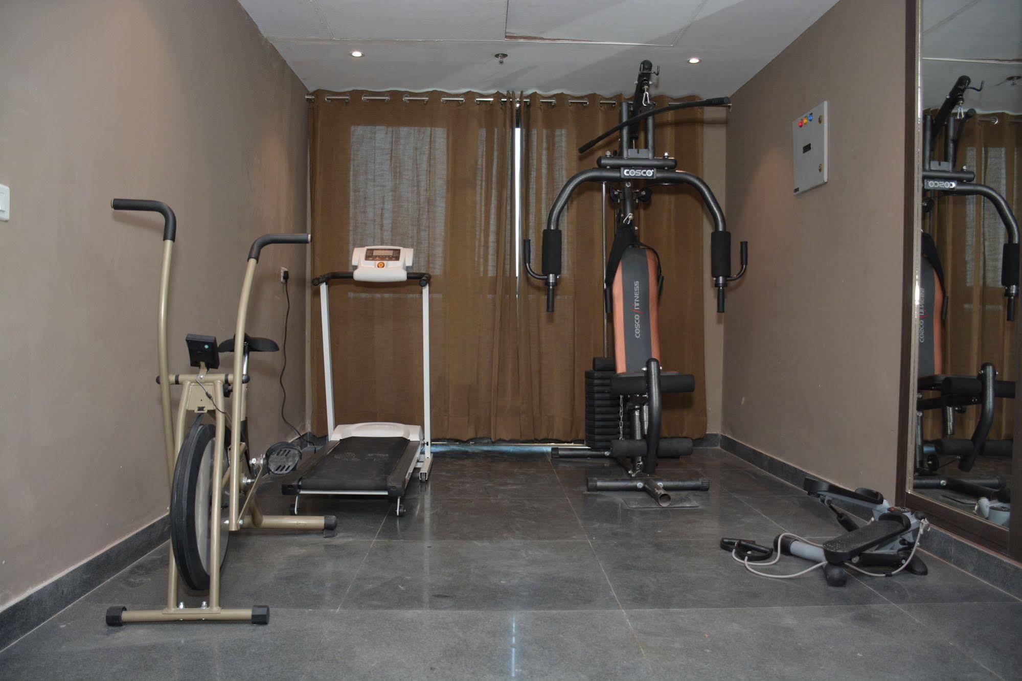 Hide Away Suites Noida Eksteriør billede