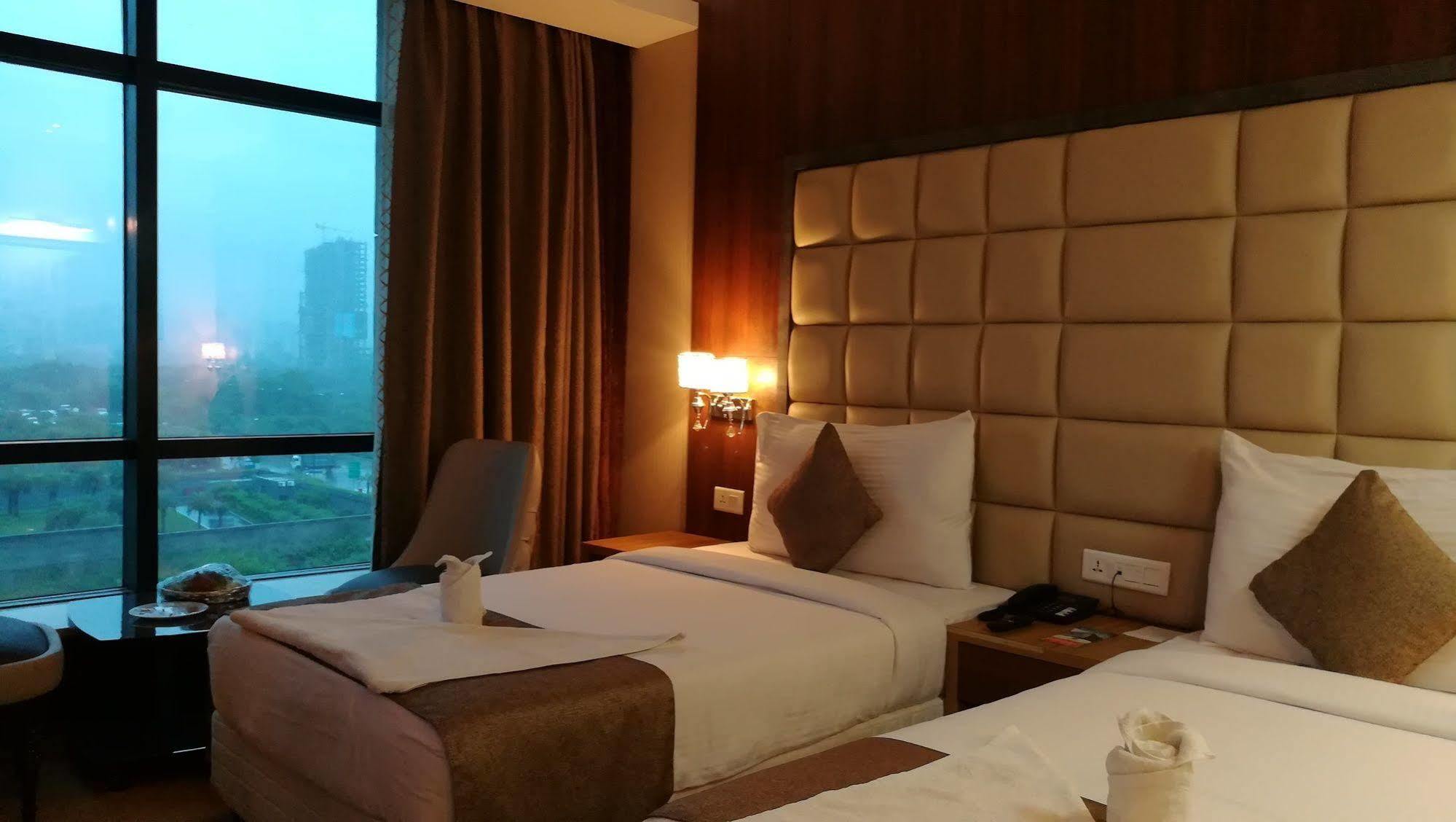 Hide Away Suites Noida Eksteriør billede