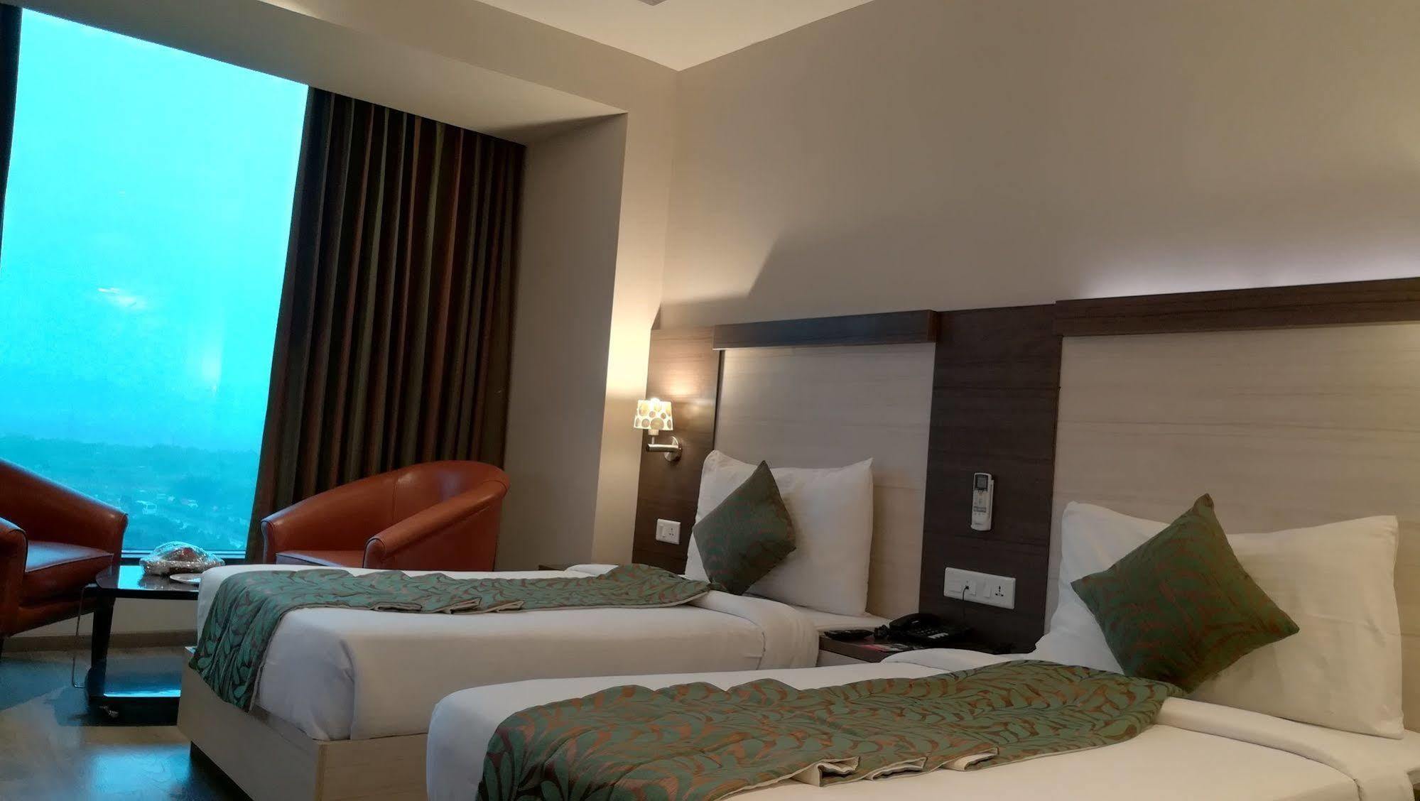 Hide Away Suites Noida Eksteriør billede
