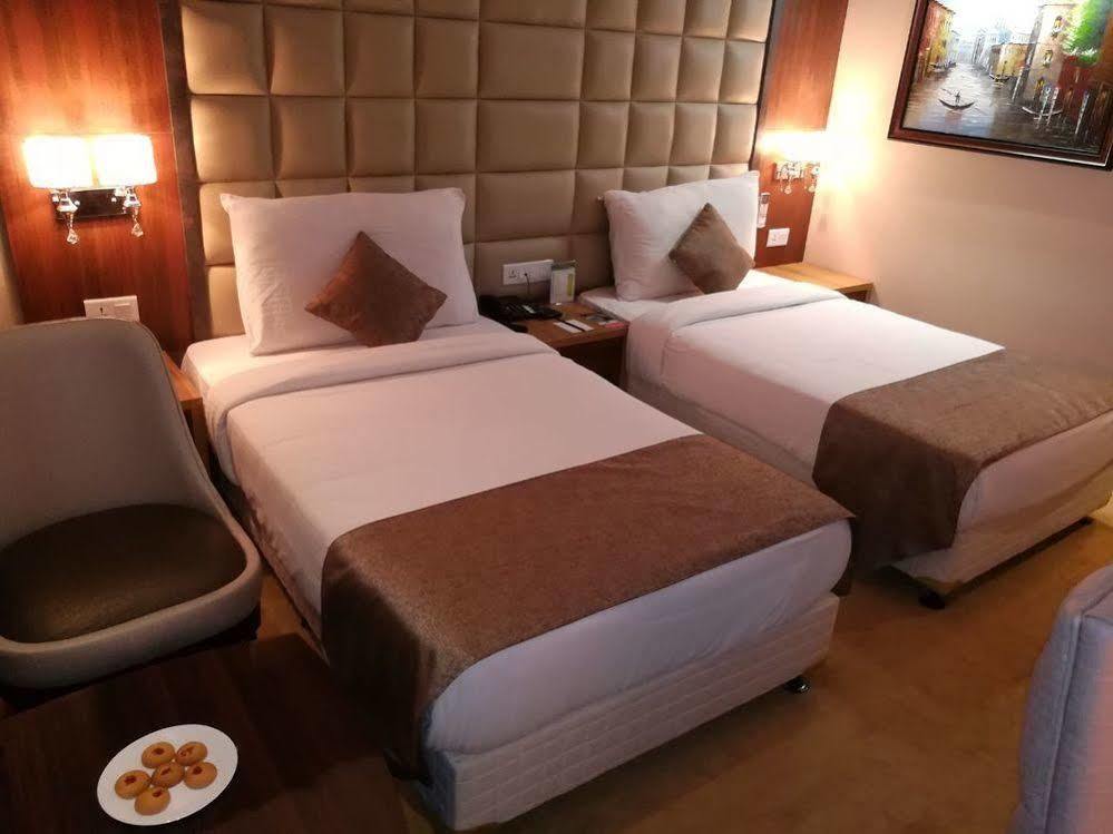 Hide Away Suites Noida Eksteriør billede