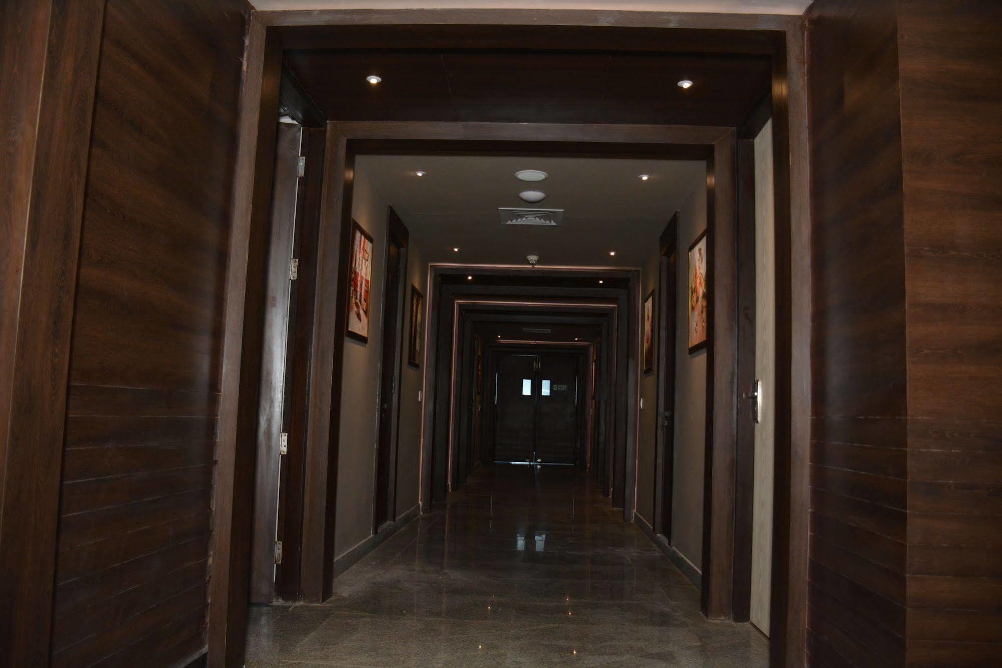 Hide Away Suites Noida Eksteriør billede