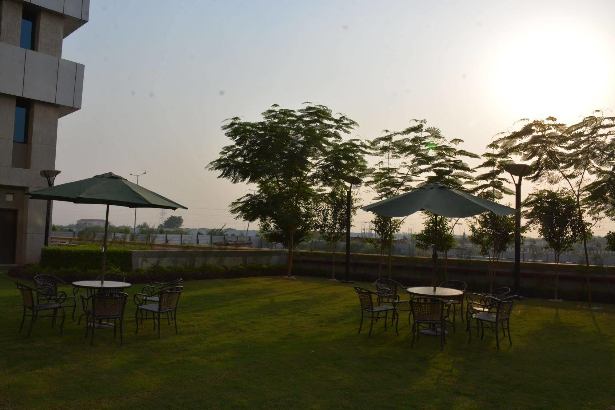 Hide Away Suites Noida Eksteriør billede