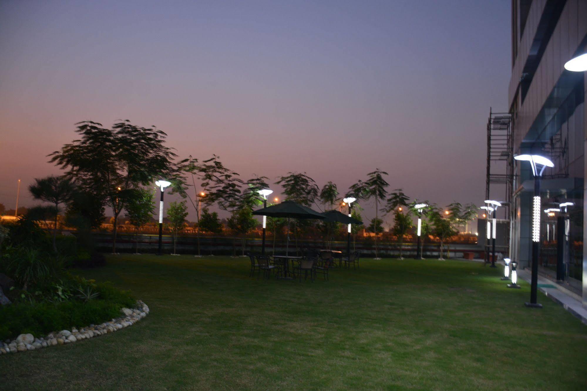 Hide Away Suites Noida Eksteriør billede